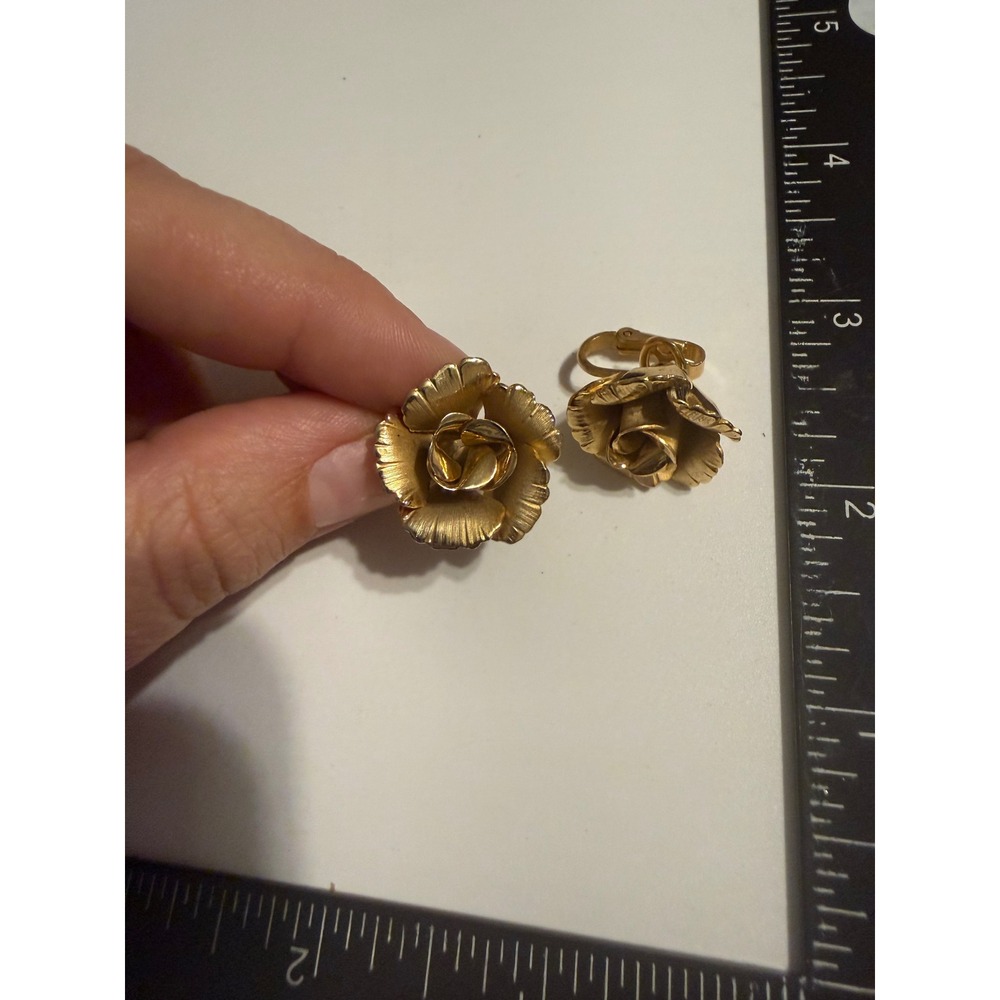 Vintage Giovanni Gold Tone Rose Clip On Earrings Floral Botanical Jewelry